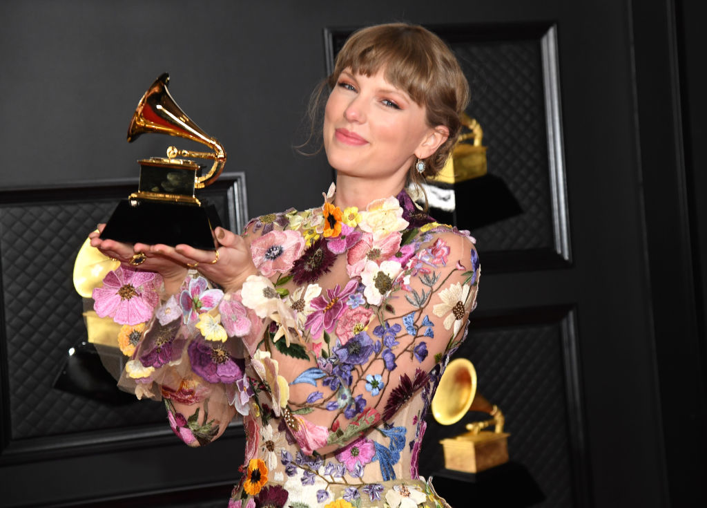 Taylor Swift se llevó el premio al mejor álbum por Folklore.