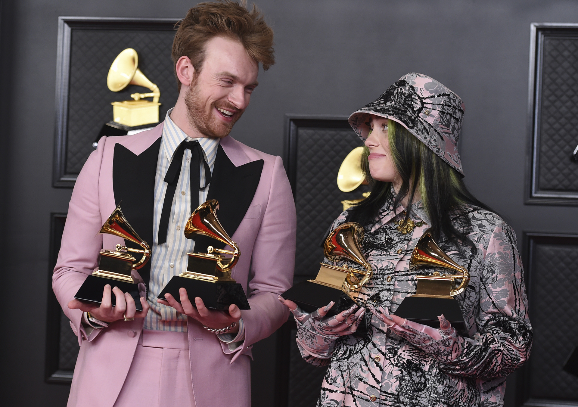 Finneas y Billie Eilish posan con los premios Grammy 2021.