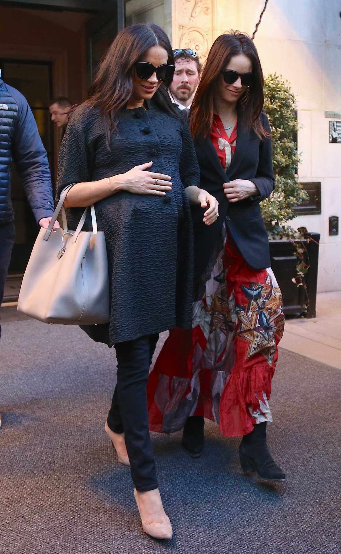 Abigail Spencer junto a Meghan Markle en su baby shower.