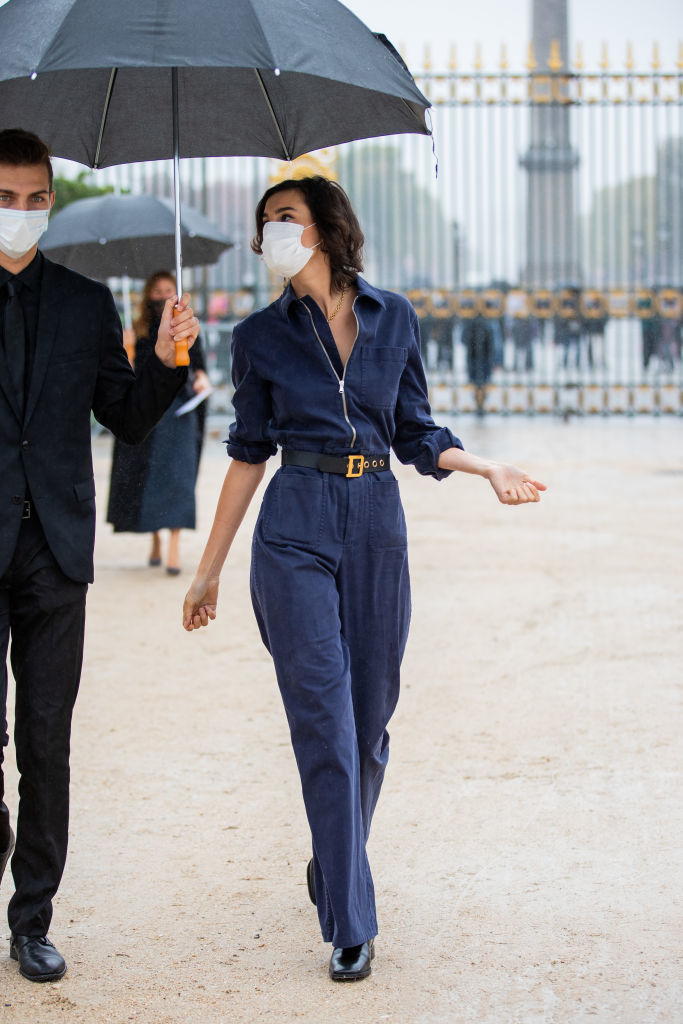 Nine d'Urso llegando al desfile de Dior durante la semana de la moda de París a finales de 2020.