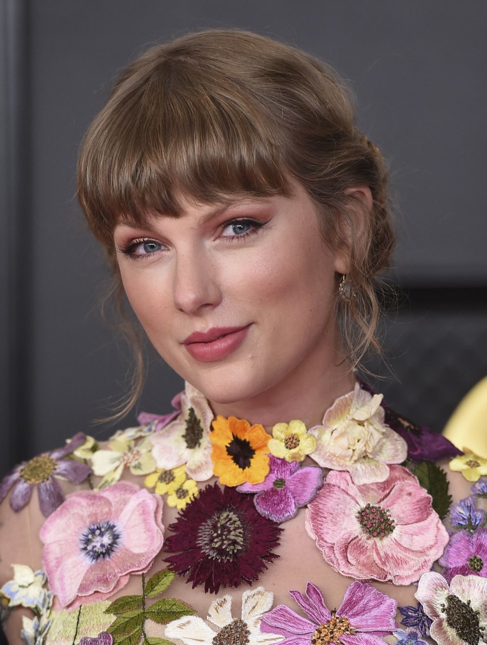 Taylor Swift con el pelo castaño de moda, mucho más oscuro que su rubio ceniza habitual, en los Premios Grammy 2021.