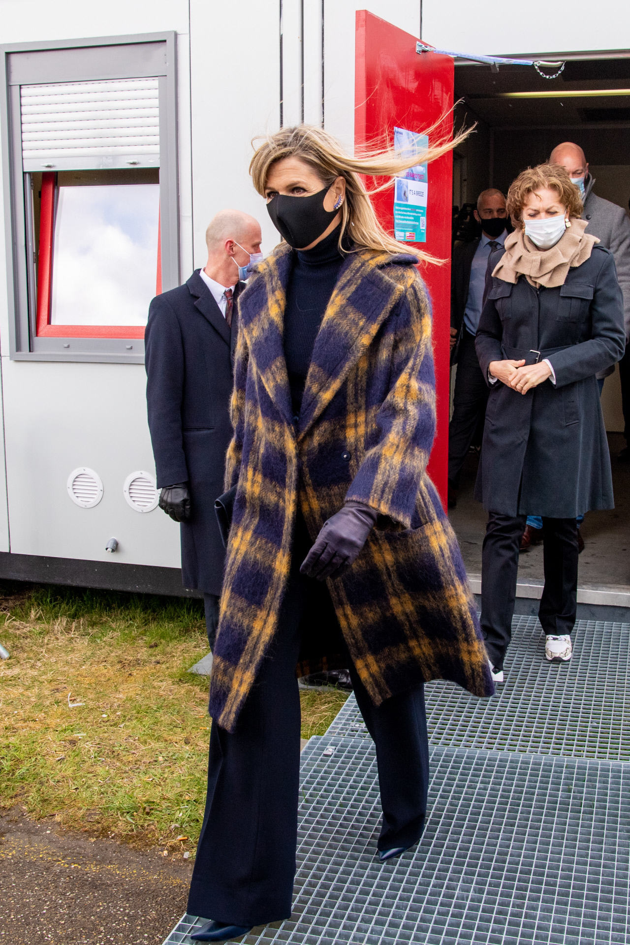 El look de Máxima de Holanda, con abrigo de cuadros.