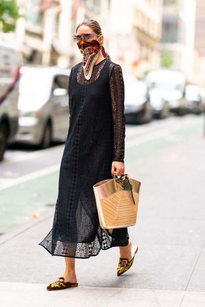 Olivia Palermo con túnica por las calles de Nueva York.
