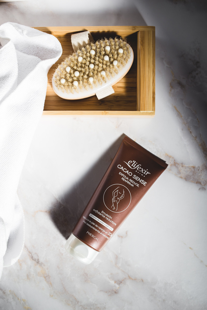 e'lifexir Dermo Cacao Sense es un exfoliante ideal para preparar la piel de las piernas despus del largo invierno.
