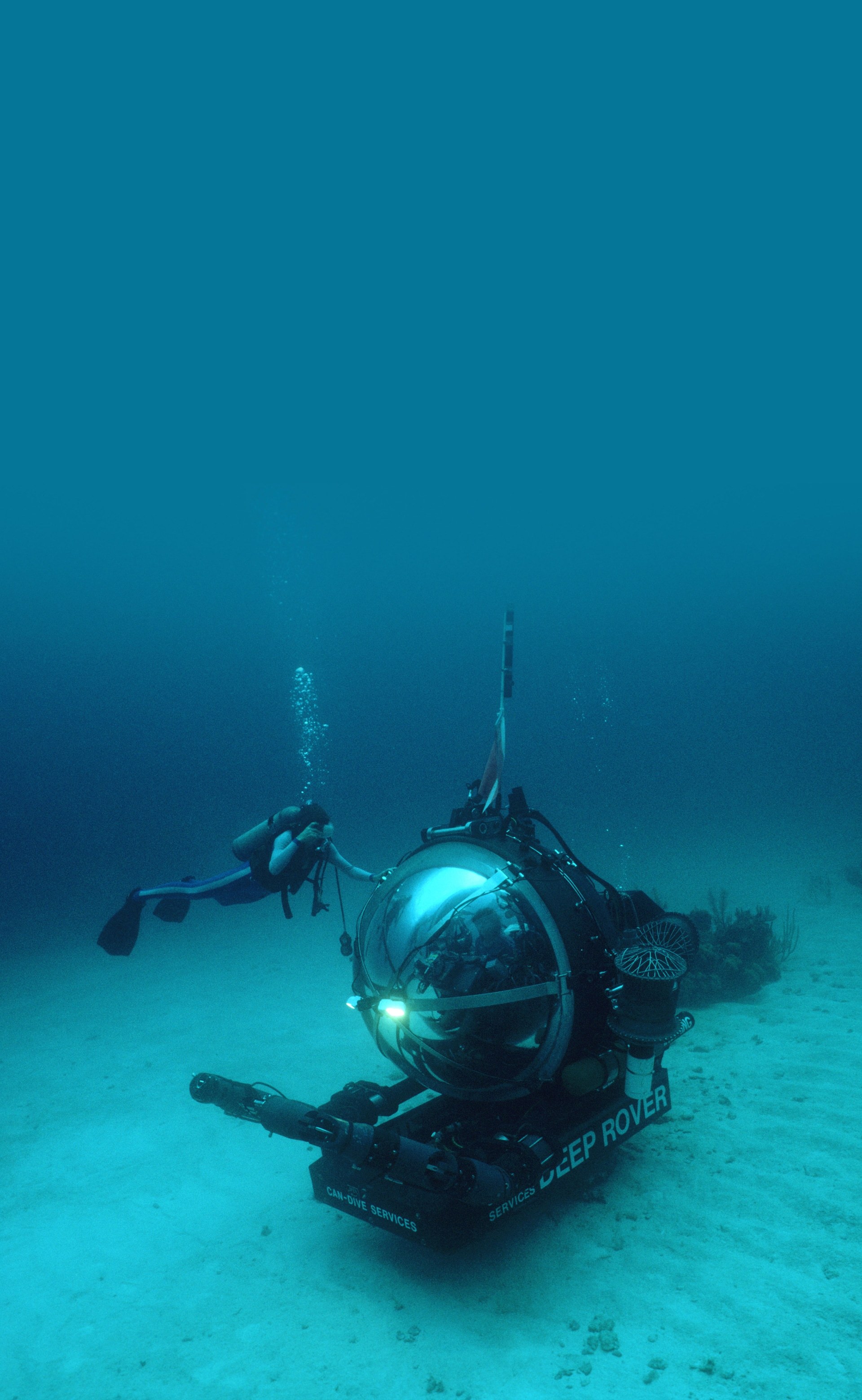 Sylvia Earle captada por el objetivo de David Doubilet al lado del sumergible Deep Rover, con el que descendió a una profundidad de 335 metros frente a las Bahamas.