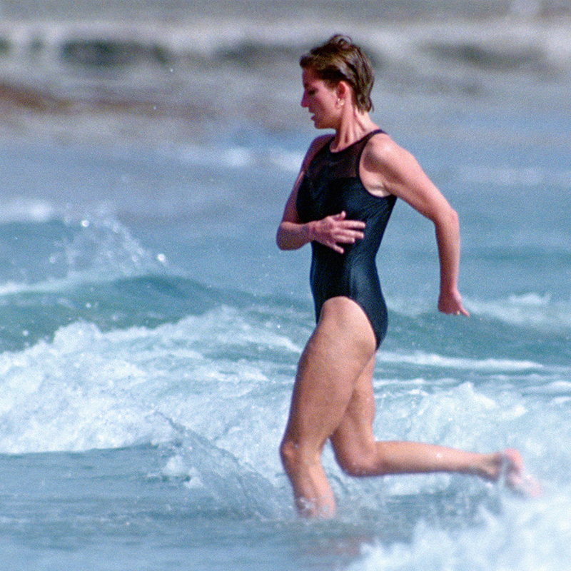 Diana de Gales corriendo en la playa