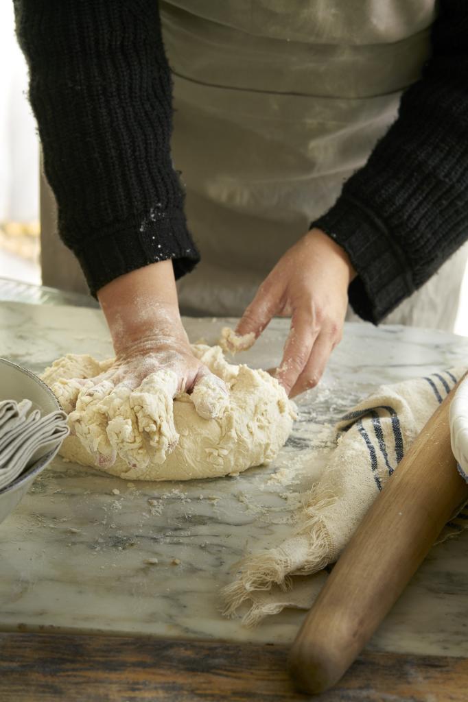 Recuperar tradiciones, como elaborar pan casero, una afición que ha venido para quedarse.