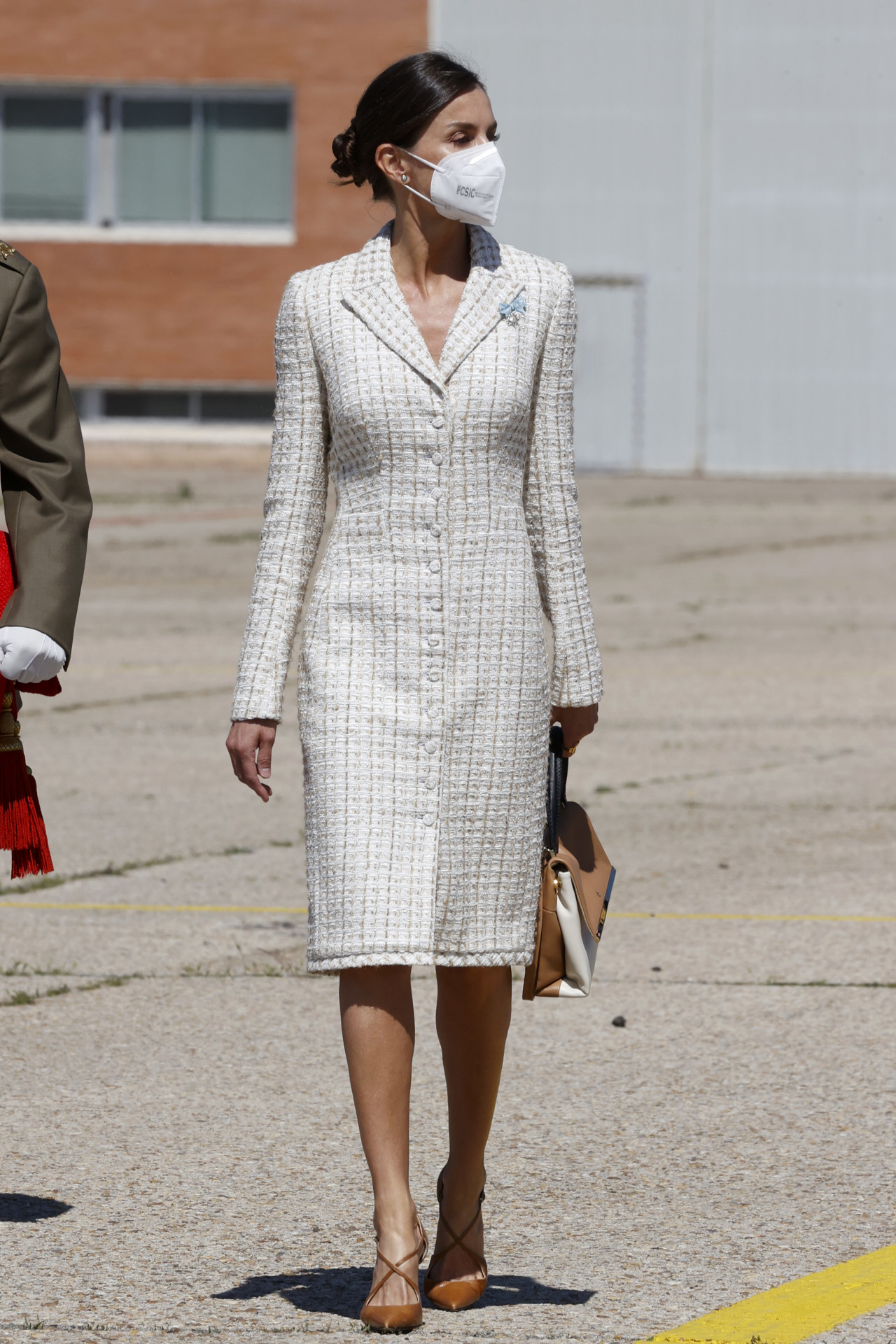 La reina Letizia con vestido-abrigo de Felipe Varela.