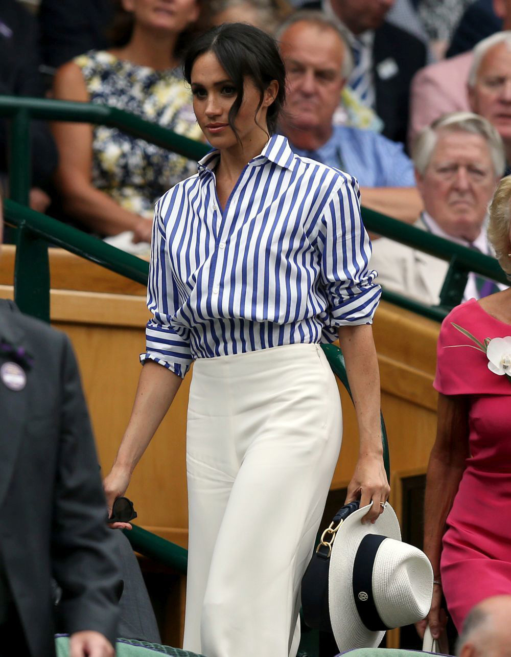 Meghan Markle con una camisa de rayas, en Wimbledon.