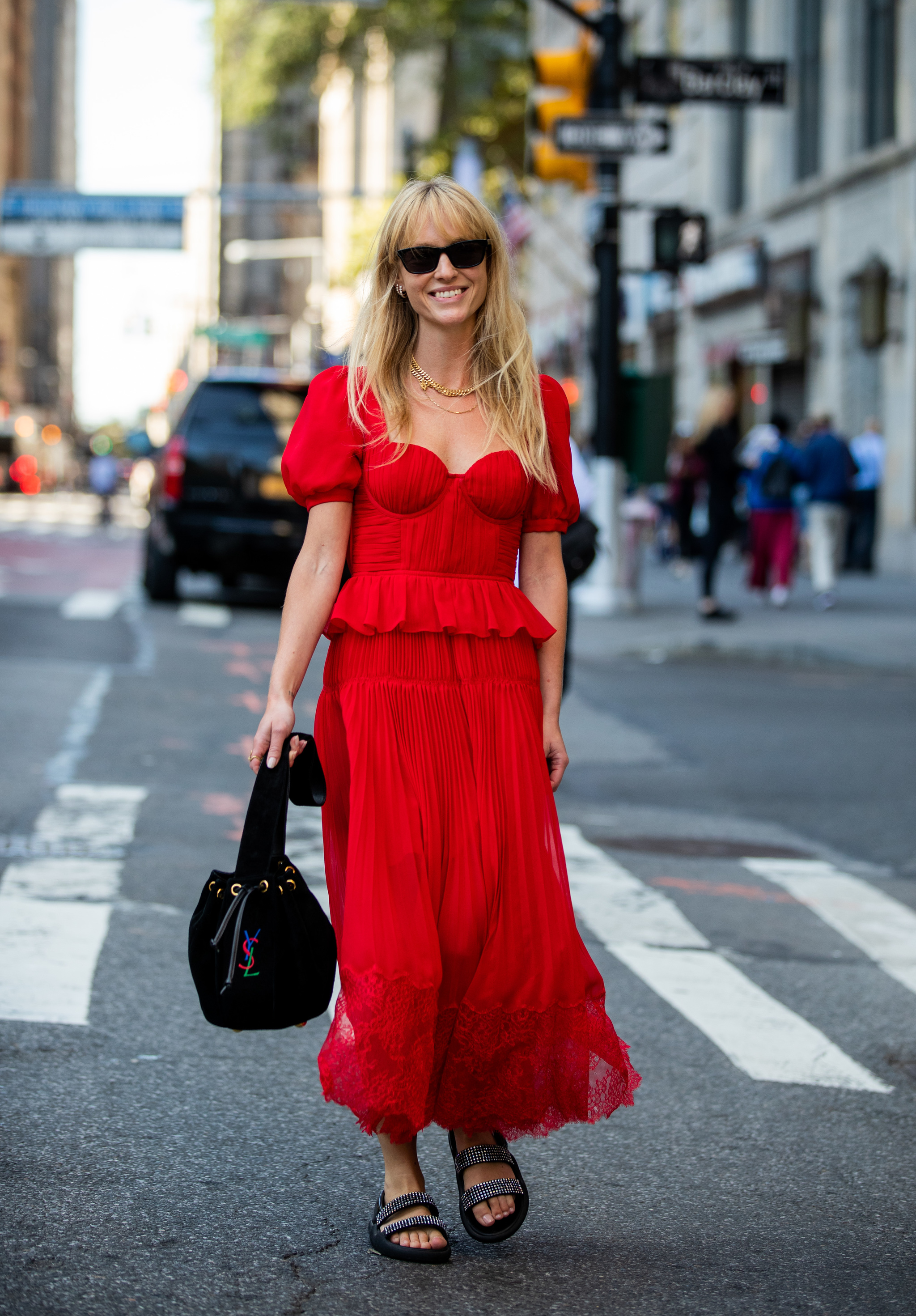 Madsen con un vestido rojo