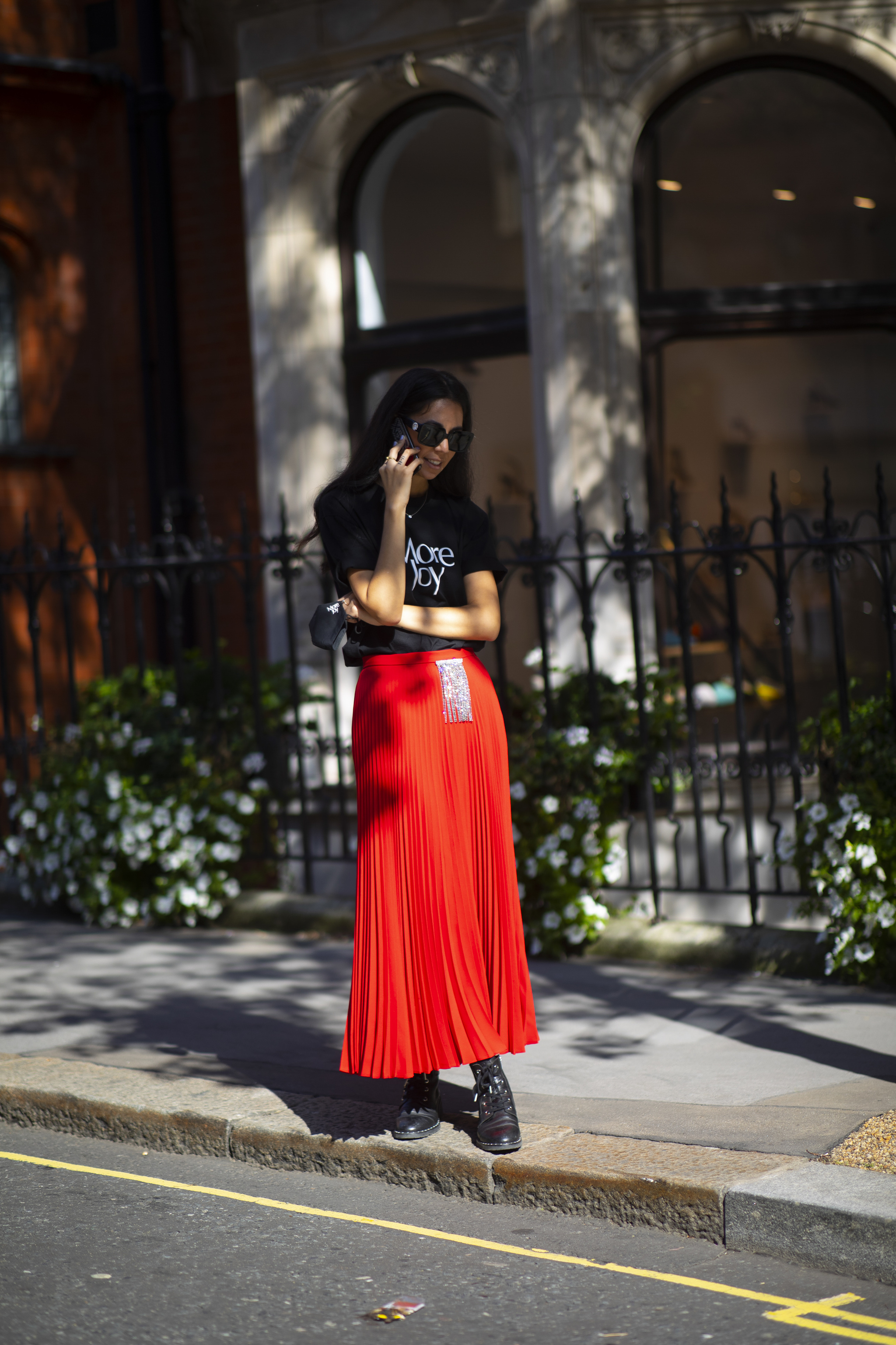 En las calles de Londres, falda plisada en un look con aire rockero.