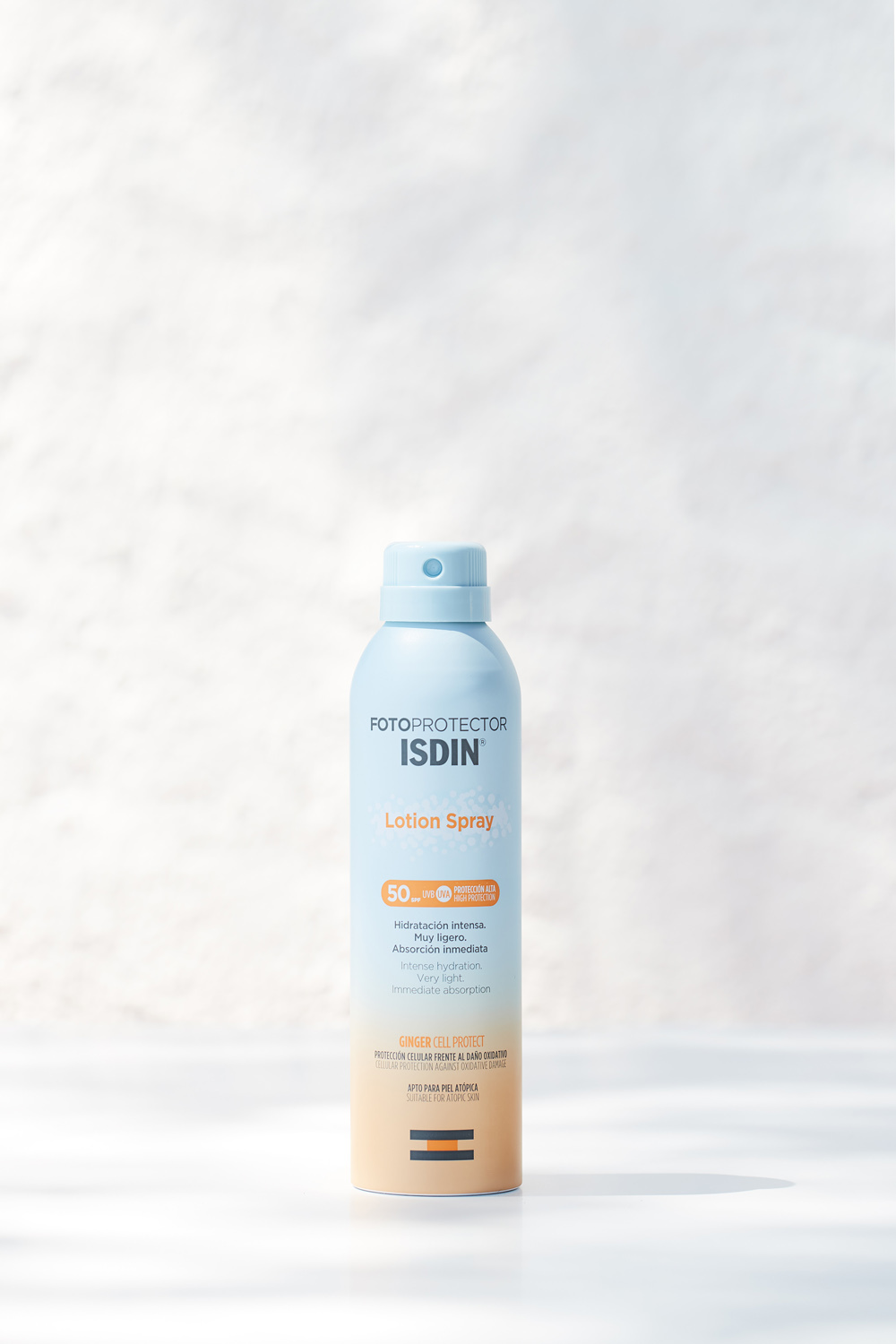 Isdin Lotion Spray es resistente al agua y de absorción inmediata.