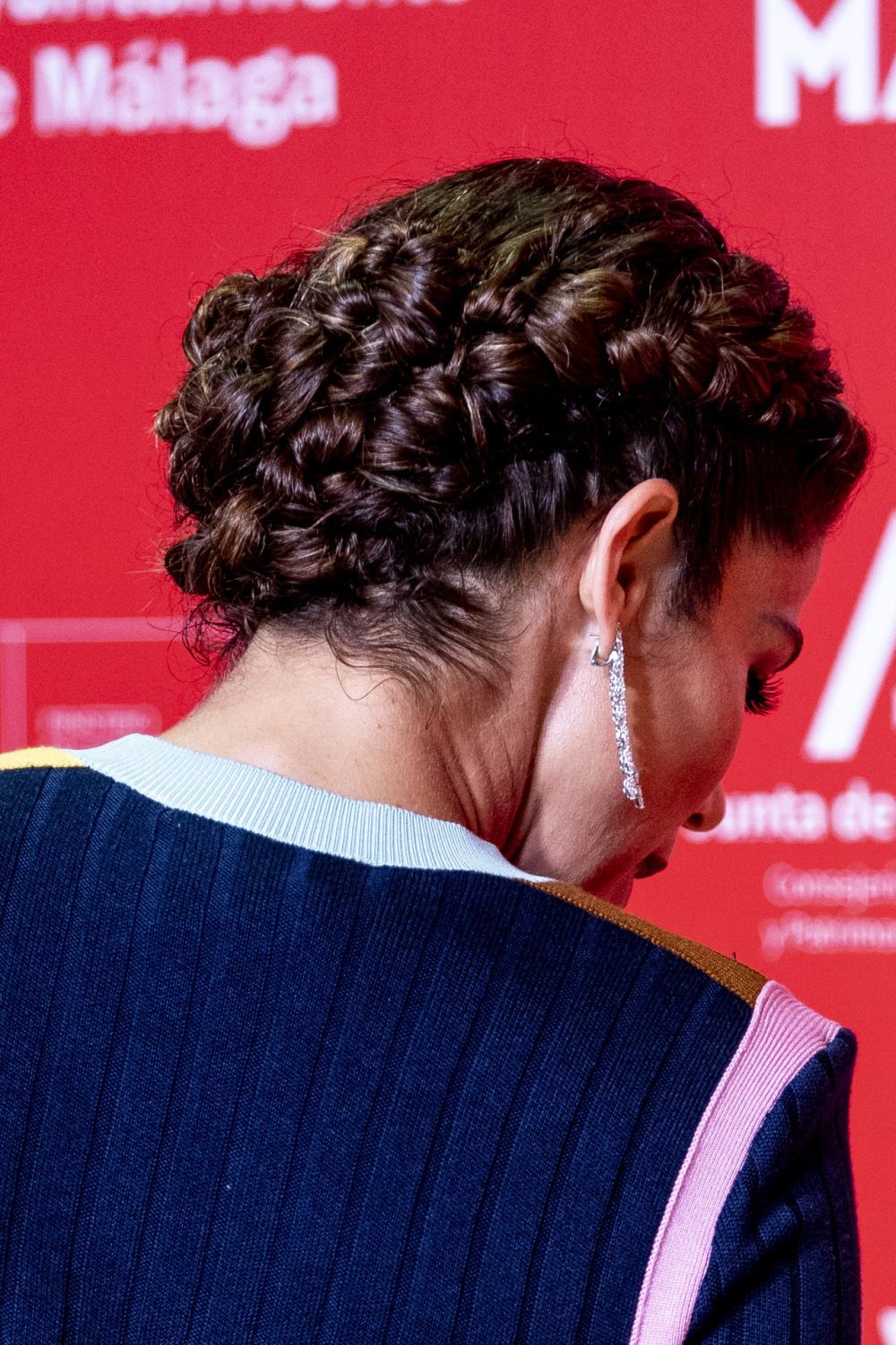 Juana Acosta también se ha apuntado a los recogidos trenzados para lucir look sobre la alfombra roja del Festival de Cine de Málaga.