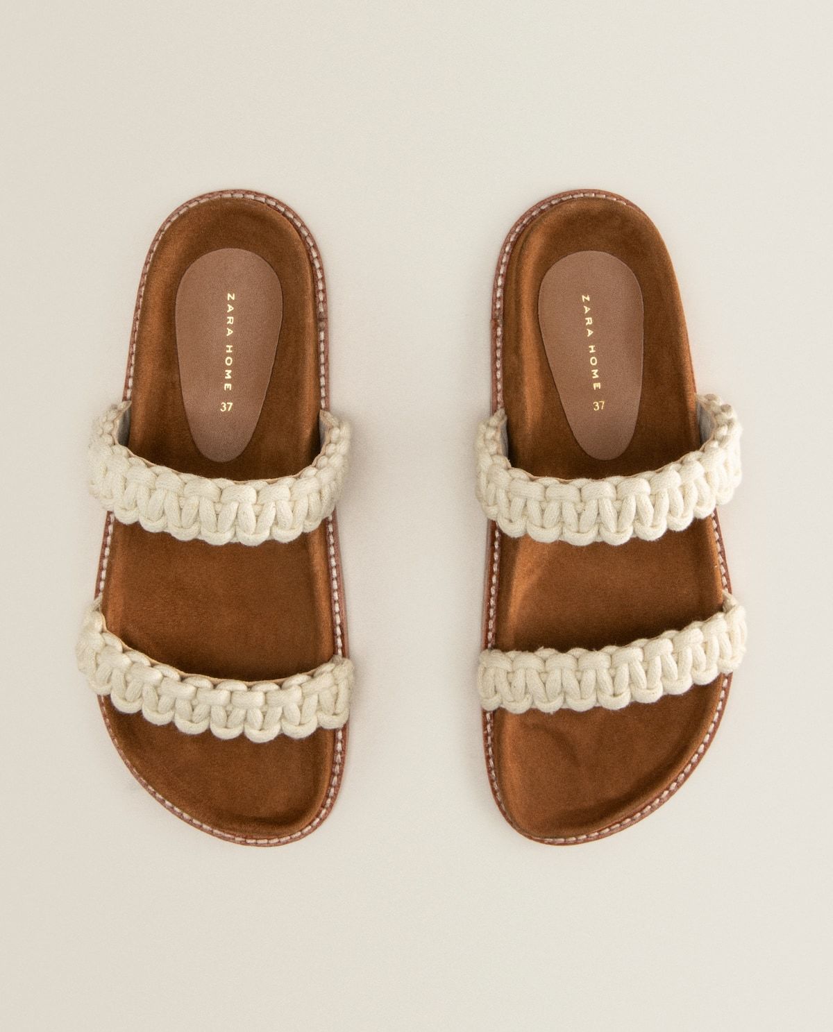 Sandalia de doble tira de crochet en color natural con suela en contraste. Zara Home (35,99 euros).