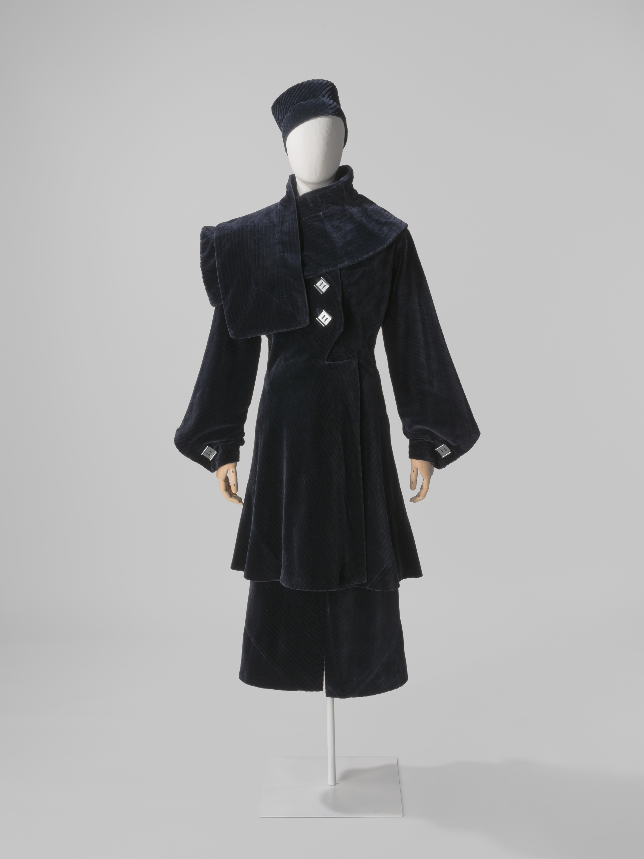 Conjunto compuesto por abrigo y falda, estola y casquete, 1933-1934