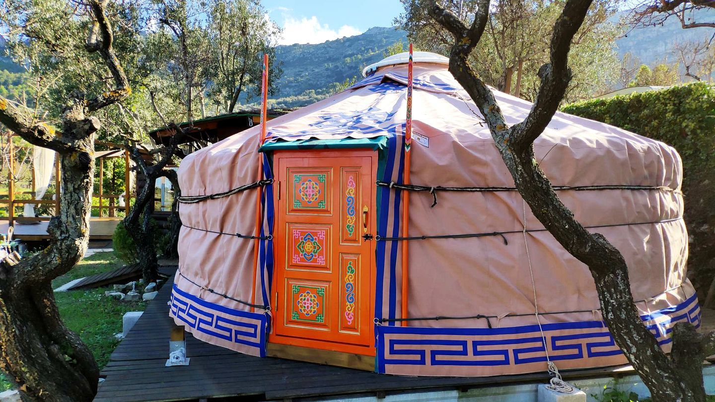 Colorista yurta para un retiro yogui en Denia.