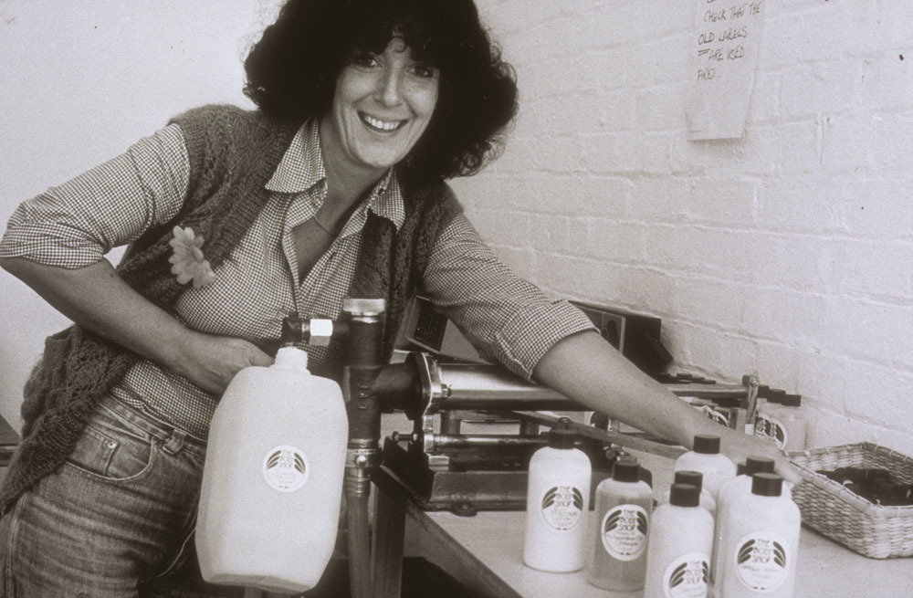 Anita Roddick  rellenando las botellas en su primera tienda en Brighton.
