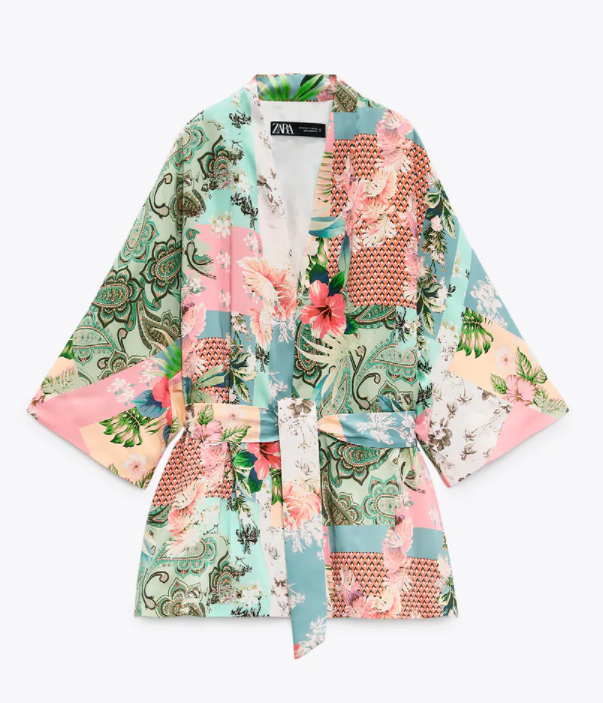 Kimono estampado, de Zara.