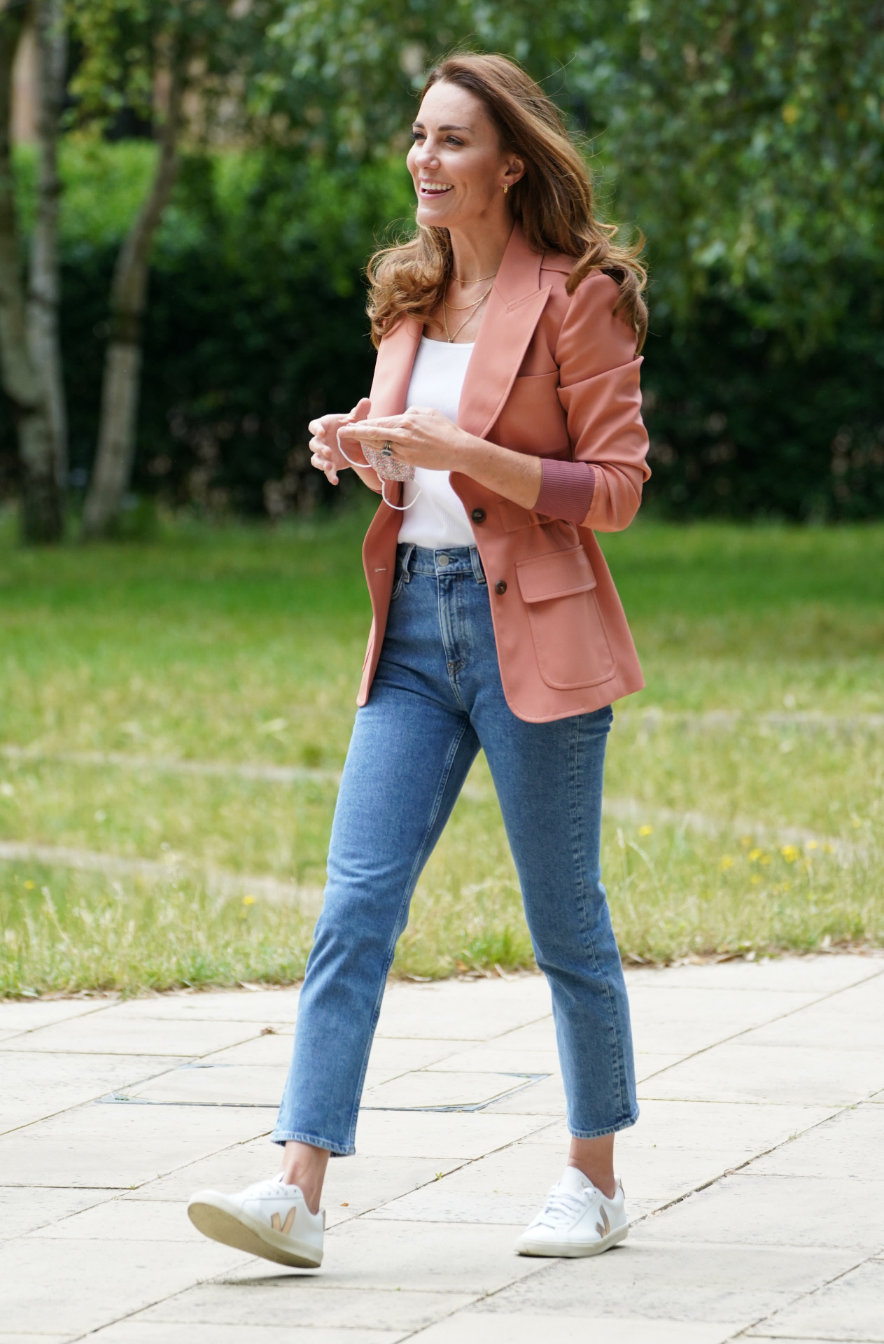 Vaqueros, blazer y sneakers, la combinación casual infalible de Kate Middleton.