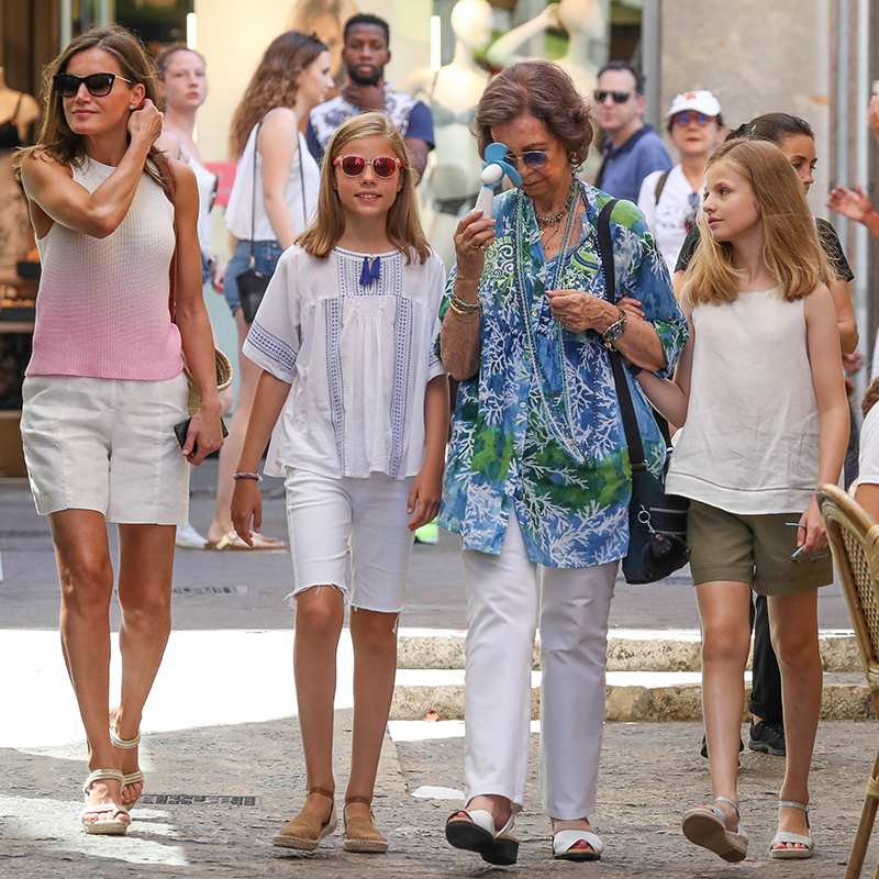 La Reina Letizia con su familia en Mallorca.