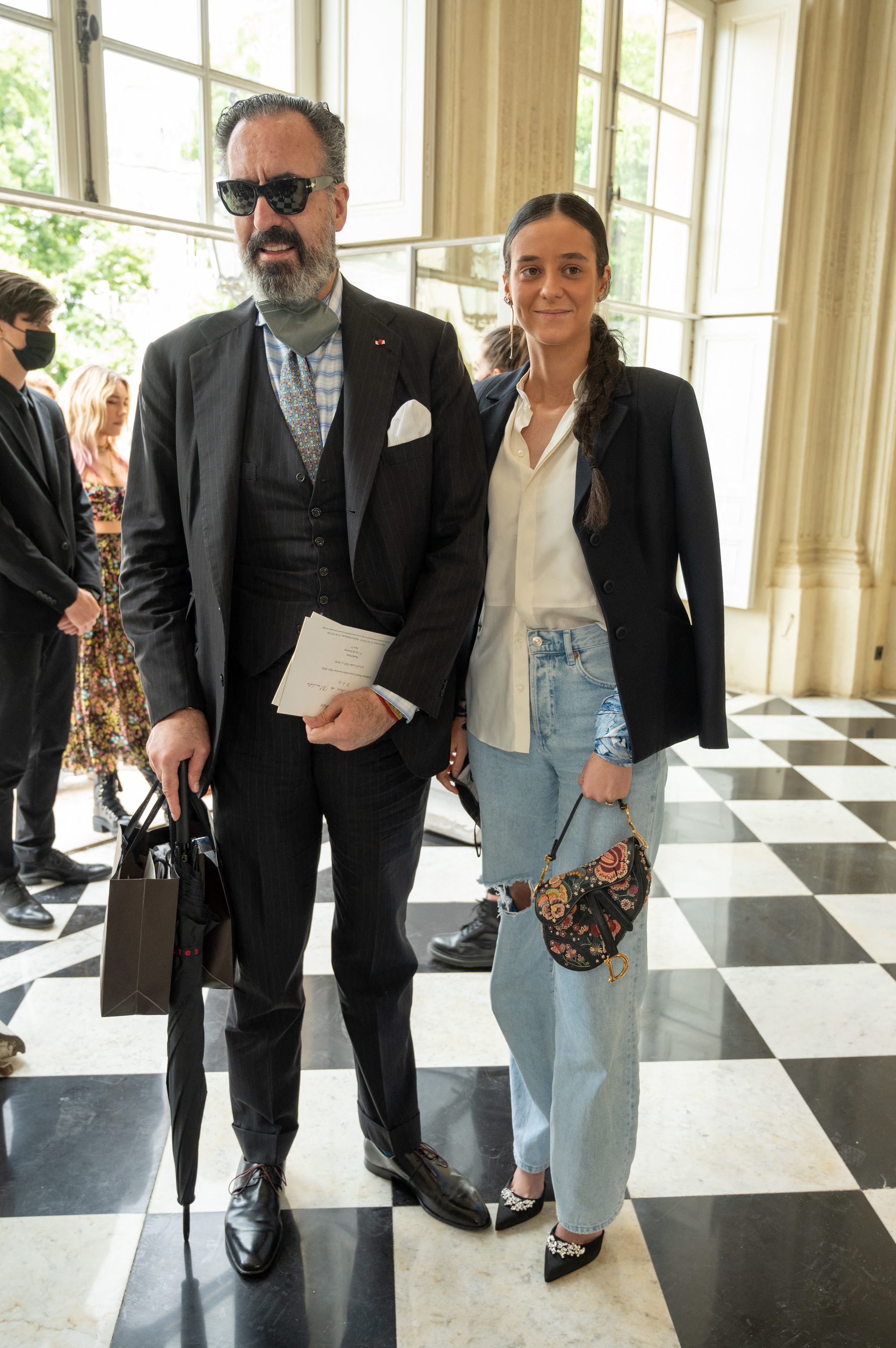 Victoria Federica con su padre a su llegada al desfile de Dior en París.