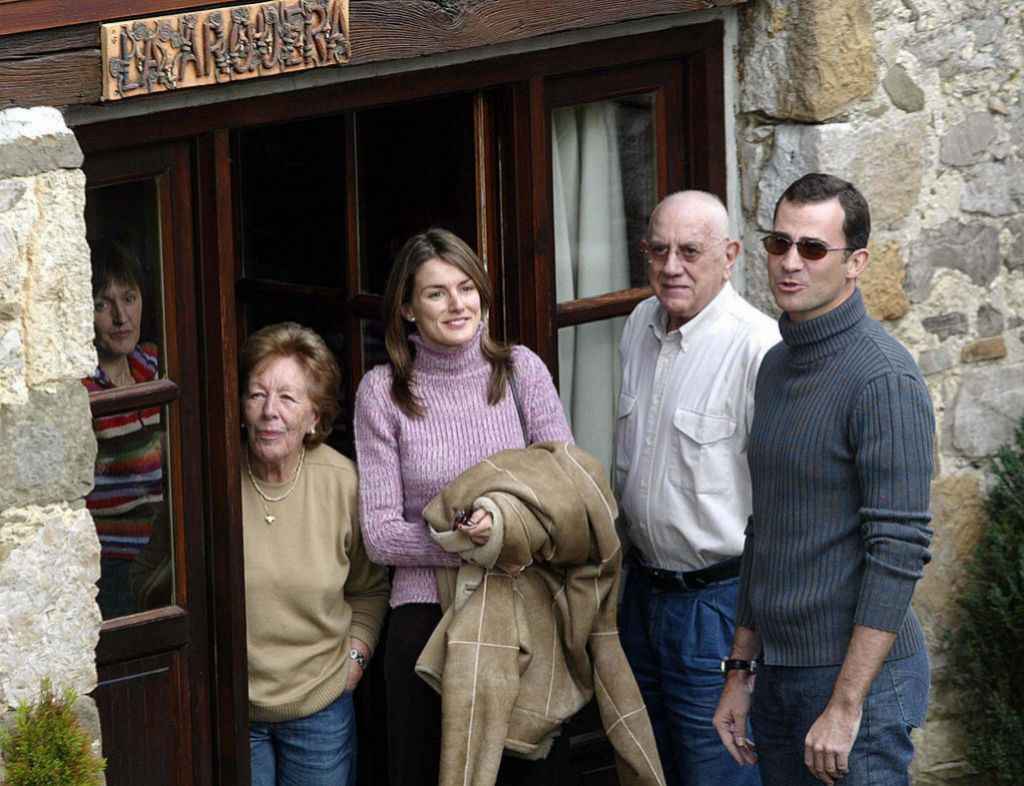 La reina con sus abuelos en Sardeu