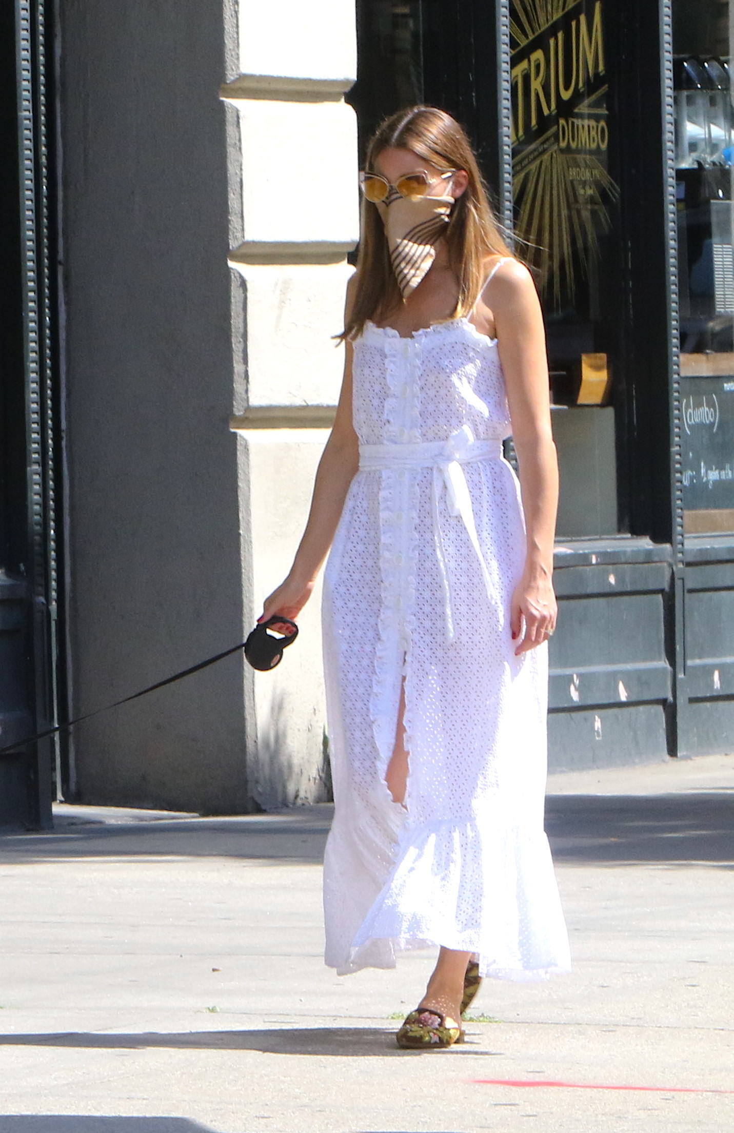Olivia Palermo con vestido blanco de tirantes.