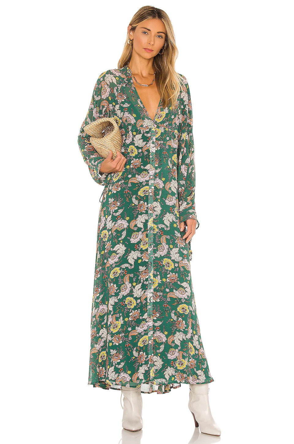 Vestido verde largo de manga larga con estampado de flores (185 euros).