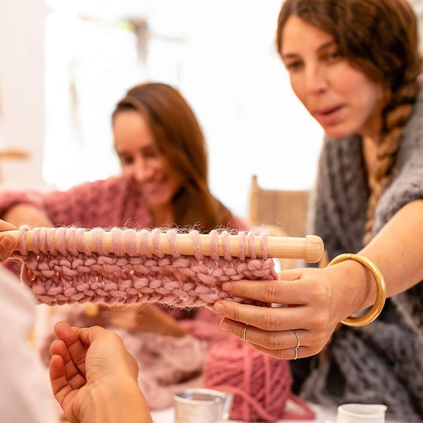 Una idea: apúntate a este Workshop de crochet. Un taller de ganchillo y para aprender a hacer tus propias prendas. Te mostraremos los trucos y cómo llegamos al resultado final de nuestras creaciones en L'atelier nº74. 90 minutos (25 euros).