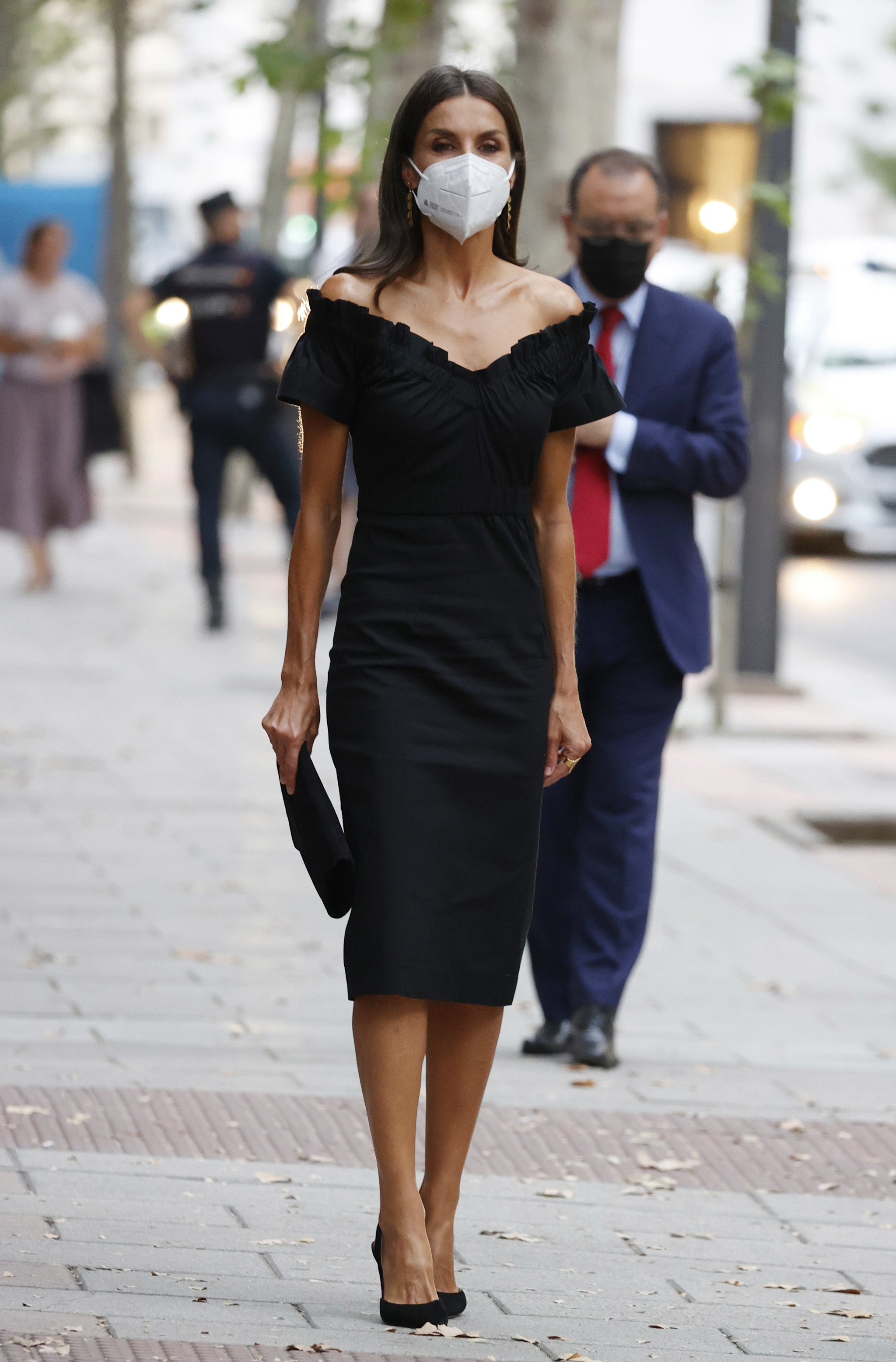 La reina Letizia con vestido negro.