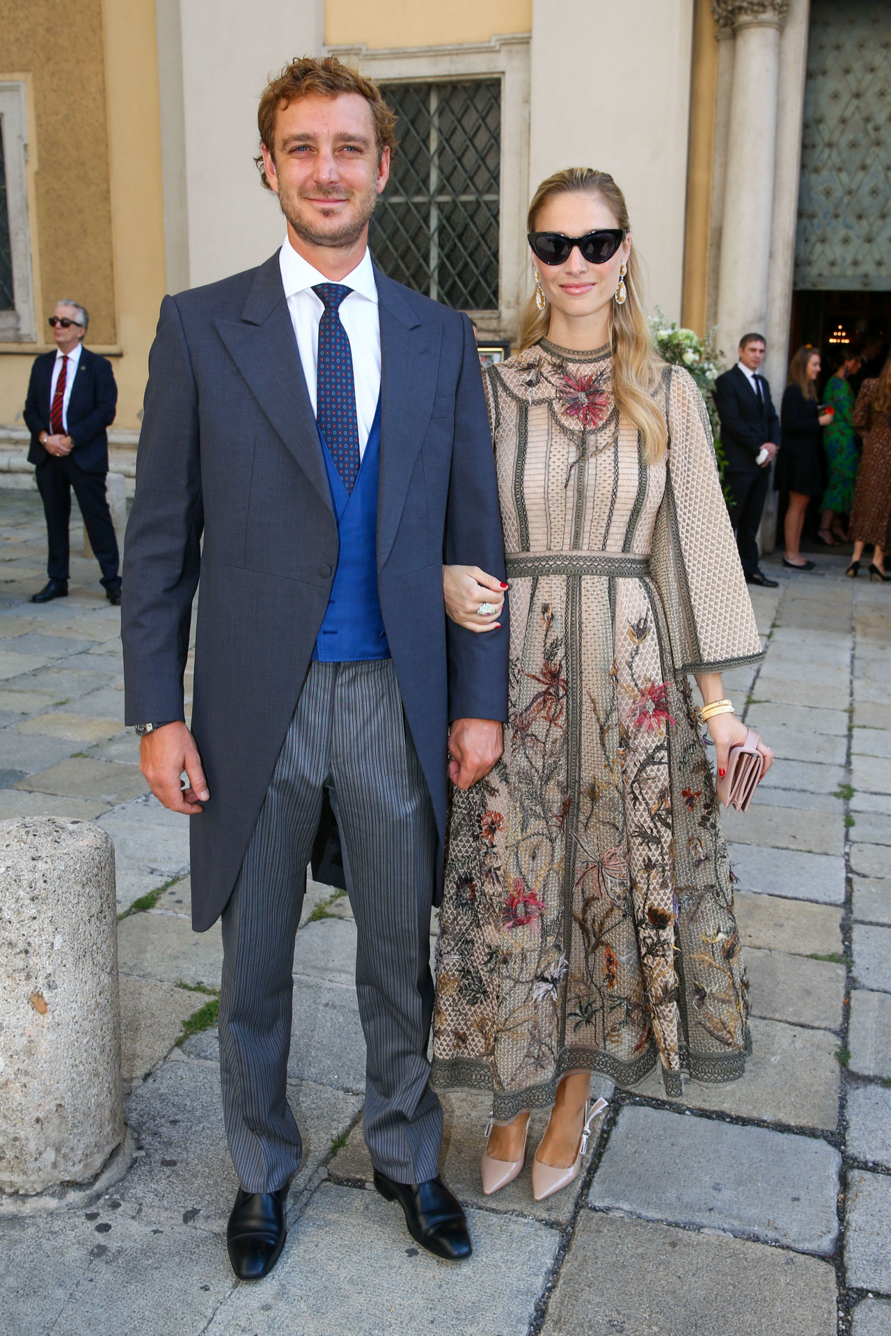 Beatrice Borromeo en la boda de Maria Anunciata von und zu Liechtenstein y Emanuele Musini este mes de septiembre con un vestido midi estampado y salones color rosa palo, todo de Dior.