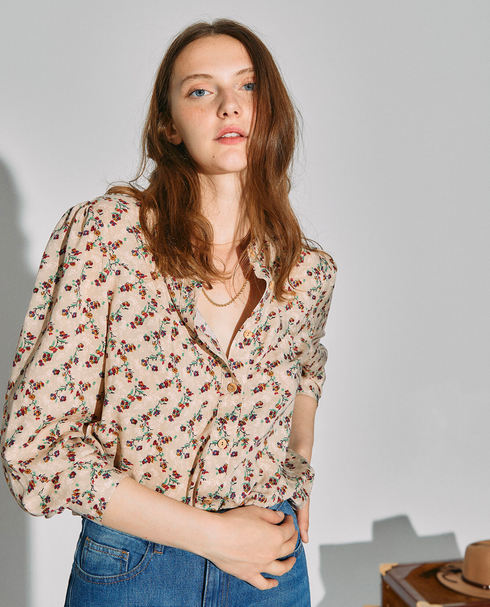 Describir Sostener teoría Blusa de flores y jeans de estilo vintage: el uniforme de Sara Carbonero  para el mes de septiembre | Telva.com