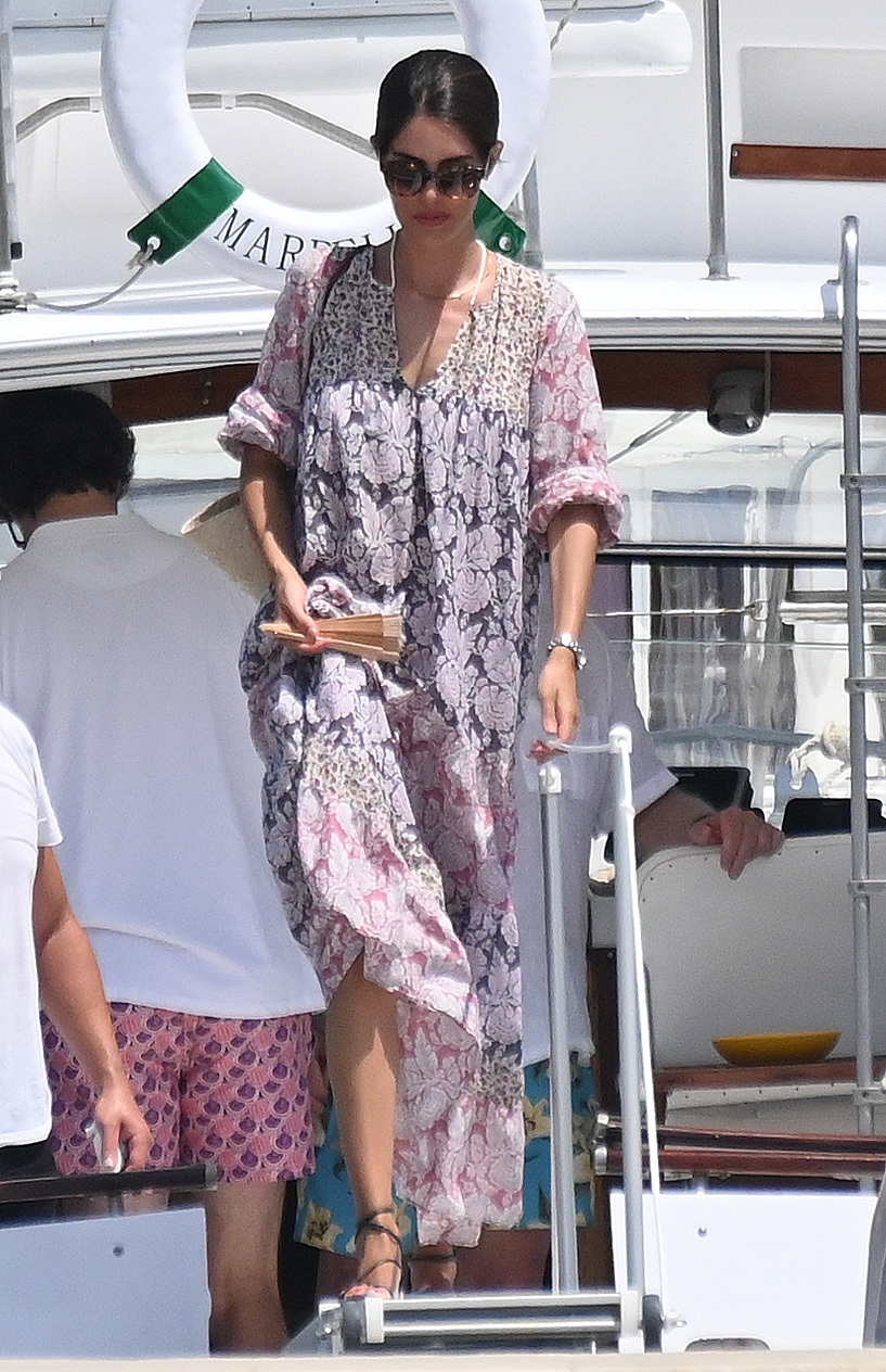 Sofía Palazuelo desembarcando en Marbella con vestido kaftán.