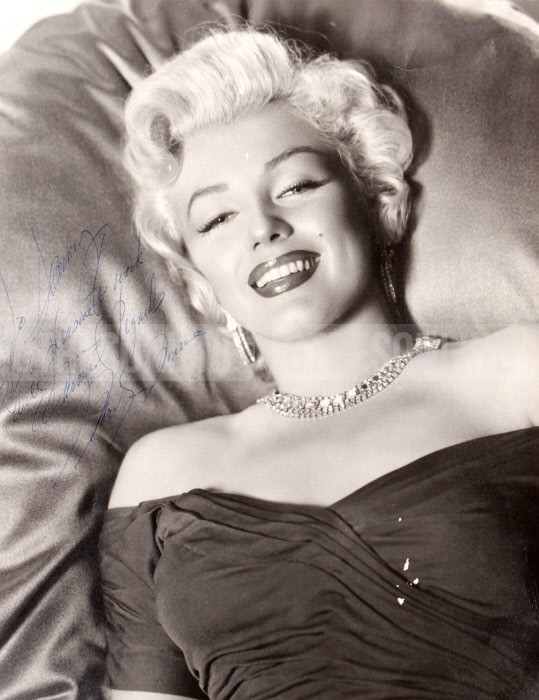 El vestido de Billie Eilish, diseñado por Oscar de la Renta, evocaba el corte preferido de los vestidos de Marilyn Monroe, así como uno de los colores que más sensualidad dieron a la estrella del cine en sus películas.