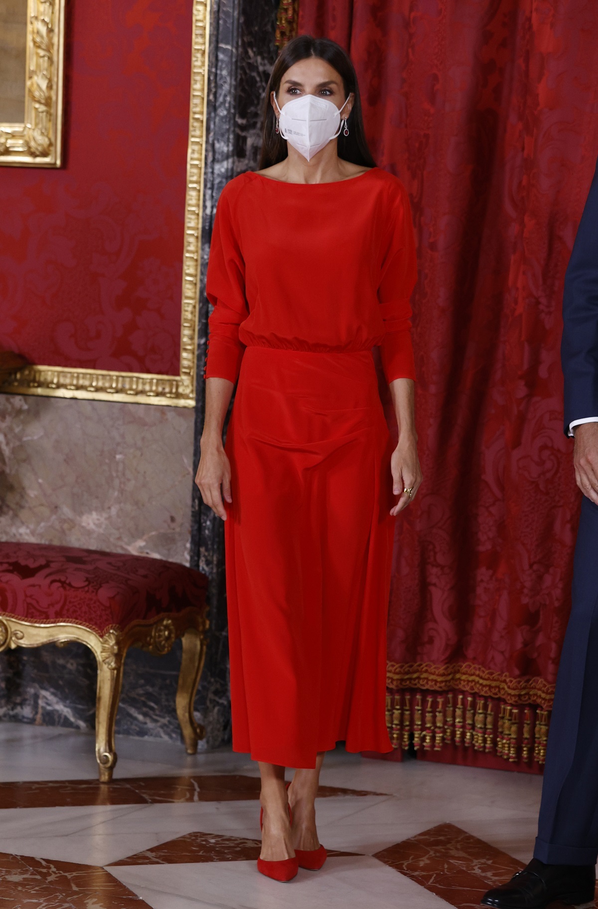 La Reina con un vestido rojo de Massimo Dutti.