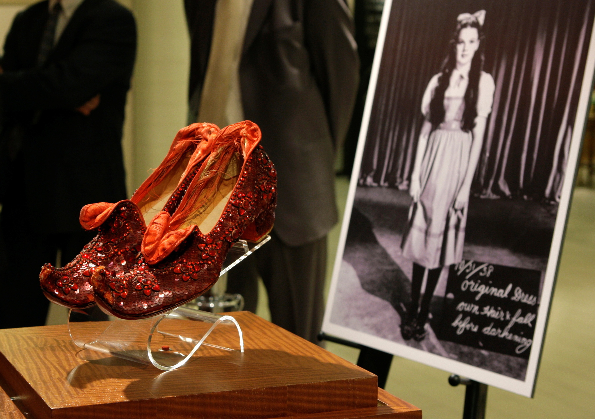 Los icónicos zapatos color rubí de Judy Garland en El mago de Oz (1939) expuestos en Saks Fifth Avenue