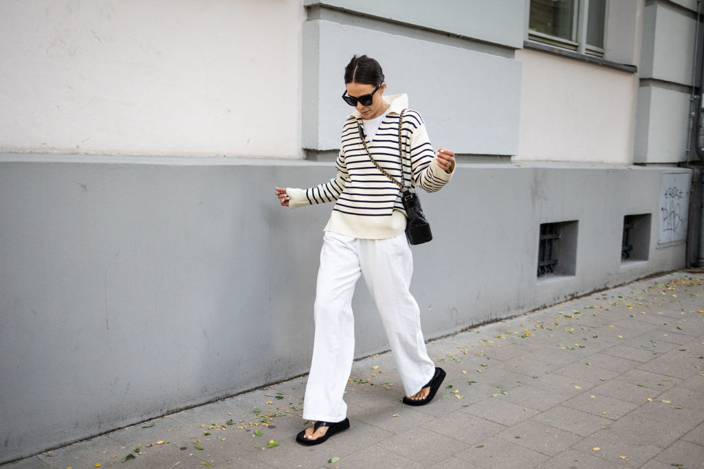 Jersey de rayas con pantalón blanco recto