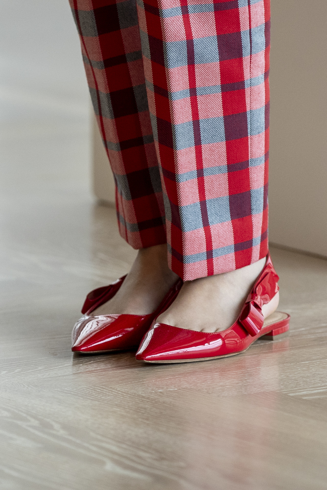 Detalle de los zapatos rojos de Maria Grazia Chiuri para Dior