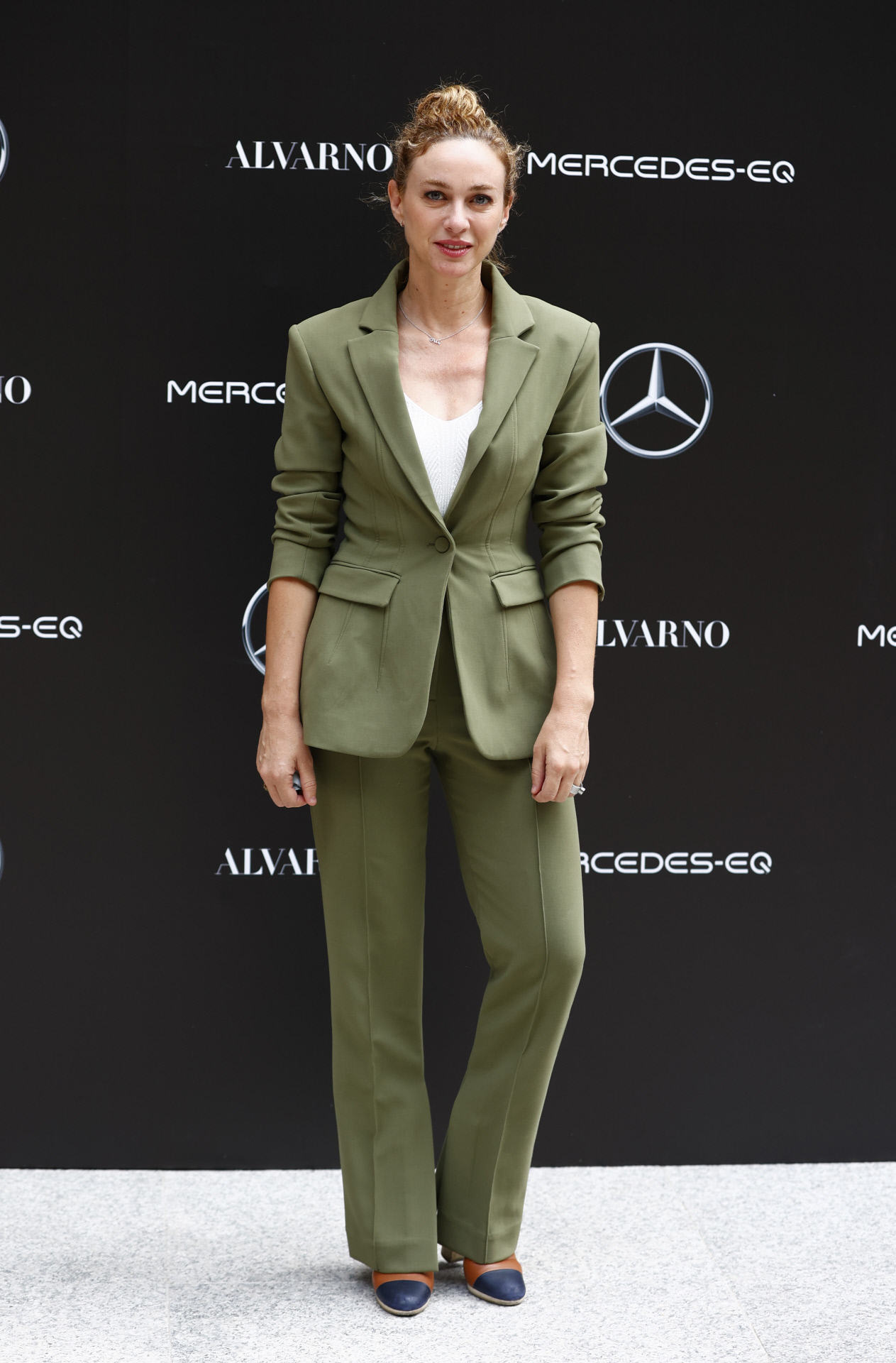 Marta Hazas con un traje de sastre en verde militar