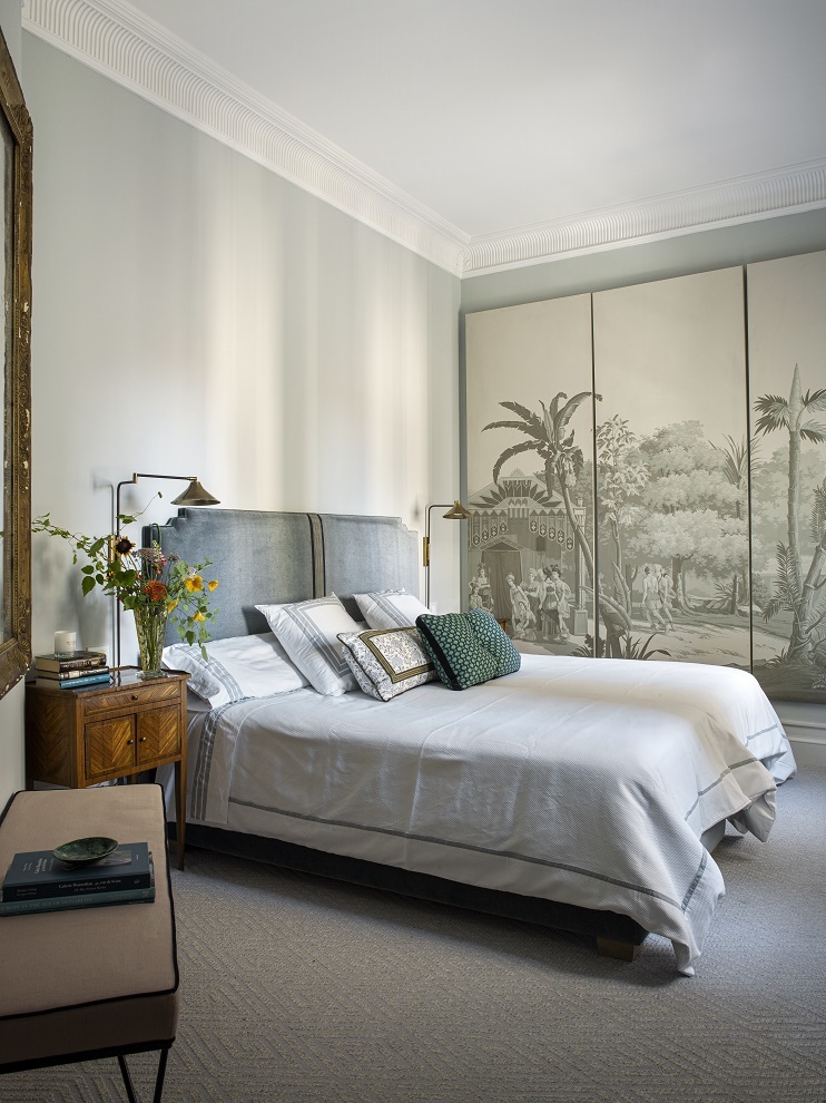 El cuarto de dormir se declina en tonos grises. El gran protagonista es el panel de papel del siglo XIX que funciona como una ventana con paisaje adicional.
