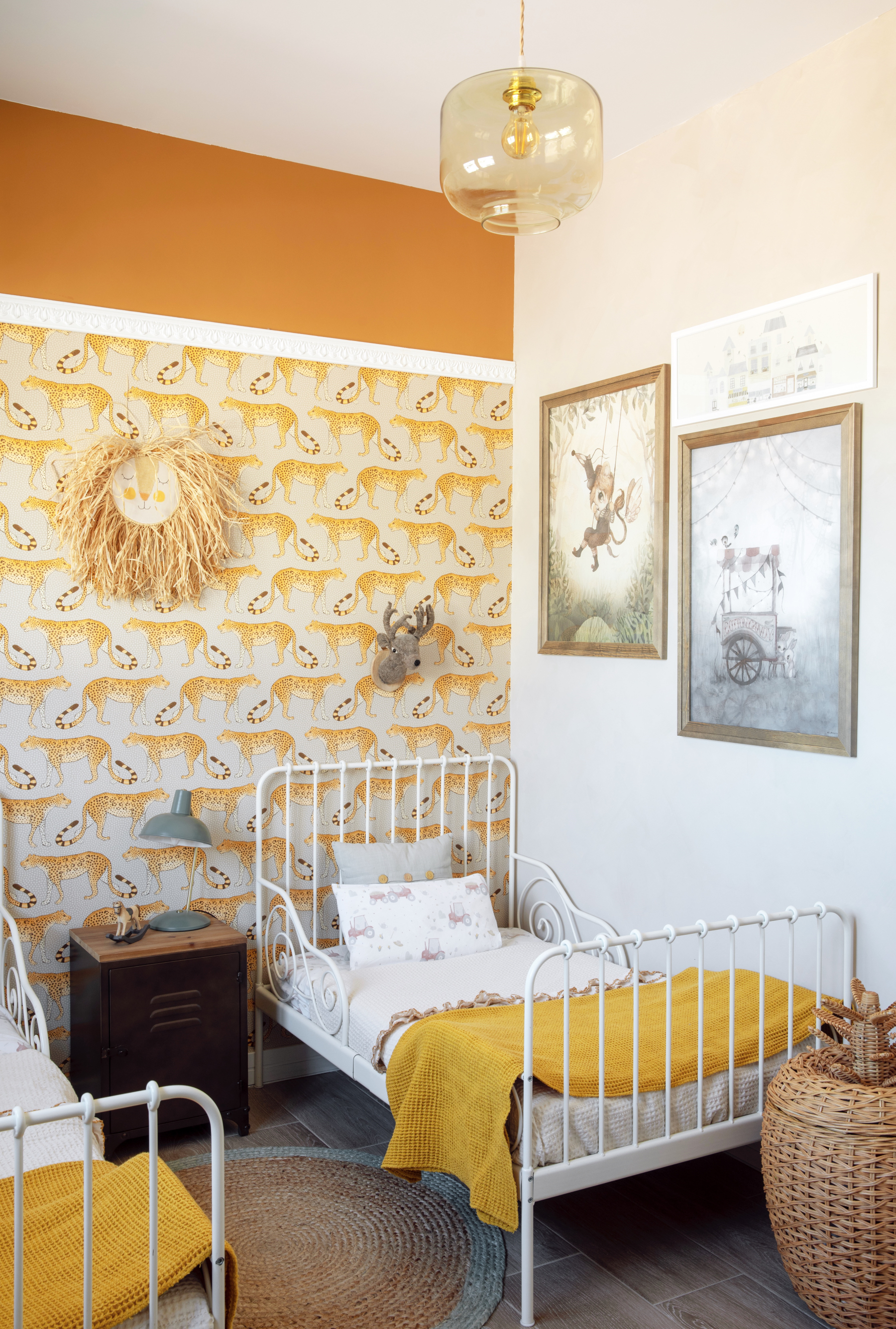 Dormitorio de los niños con camas metálicas de IKEA  e  ilustraciones en la pared de Mrs. Minghetto .