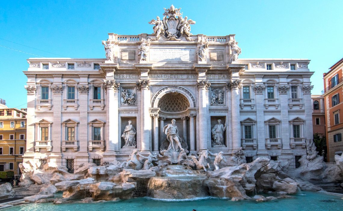 La Fontana di Trevi es una de las principales atracciones turísticas de Roma.