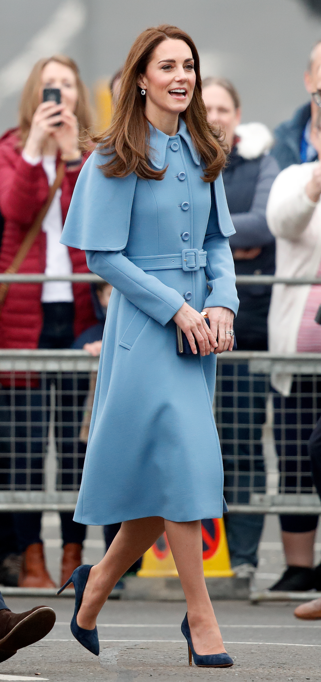 Kate Middleton con un abrigo azul.
