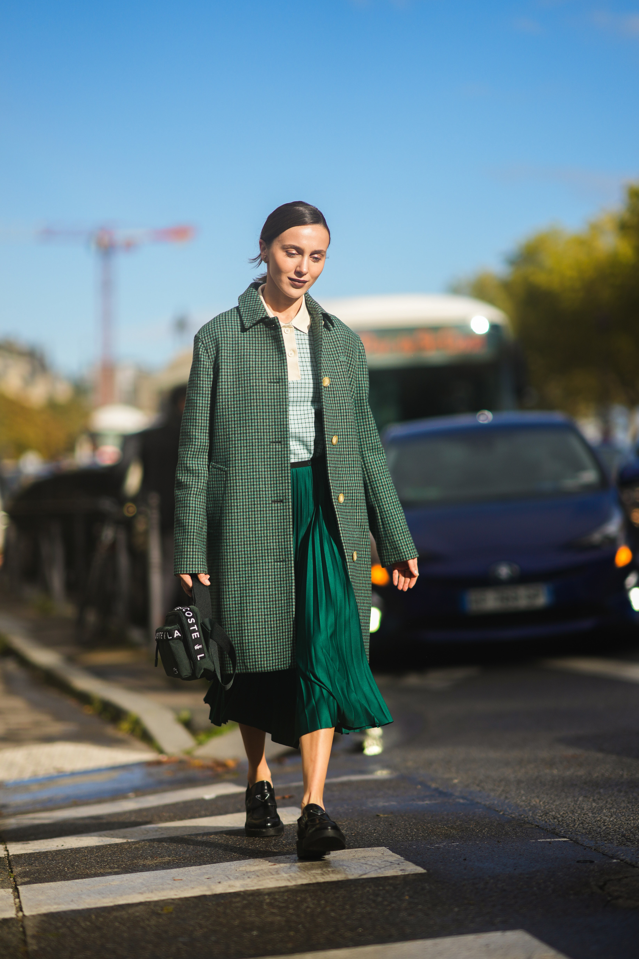 Una falda plisada es una buena manera de llevar el color verde.