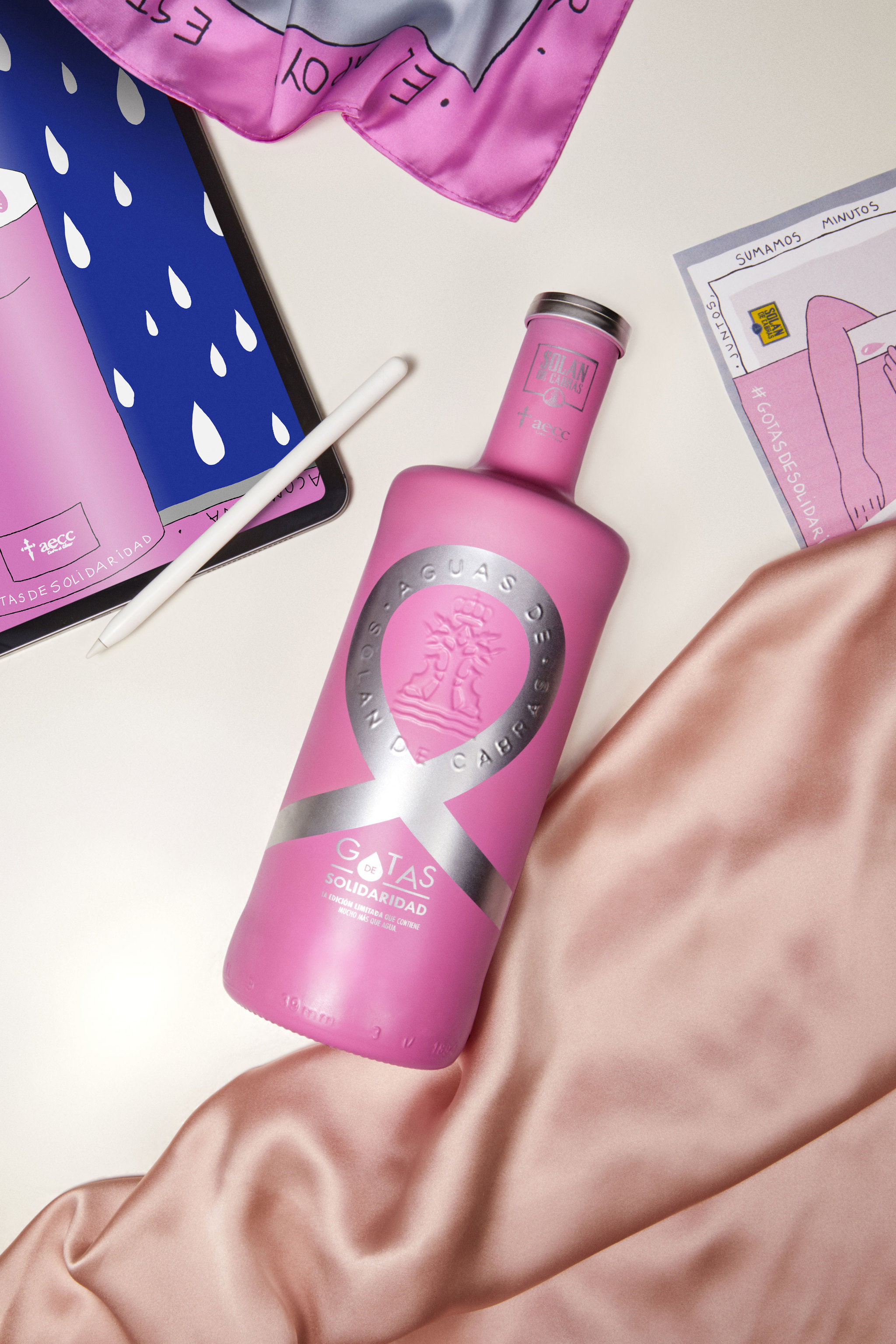 La botella rosa de Solán de Cabras y el pañuelo diseñado por Laura Ponte estarán a la venta en la página de Solana.