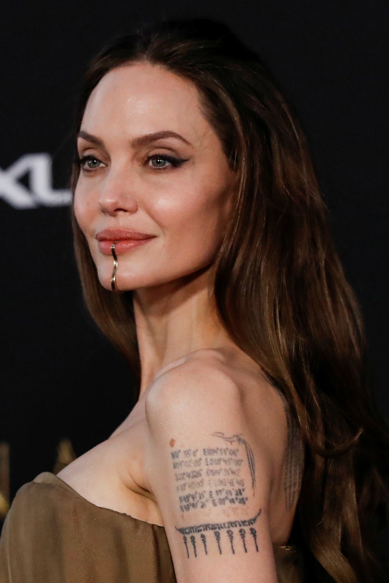 Angelina lució sus tatuajes y su melena morena.