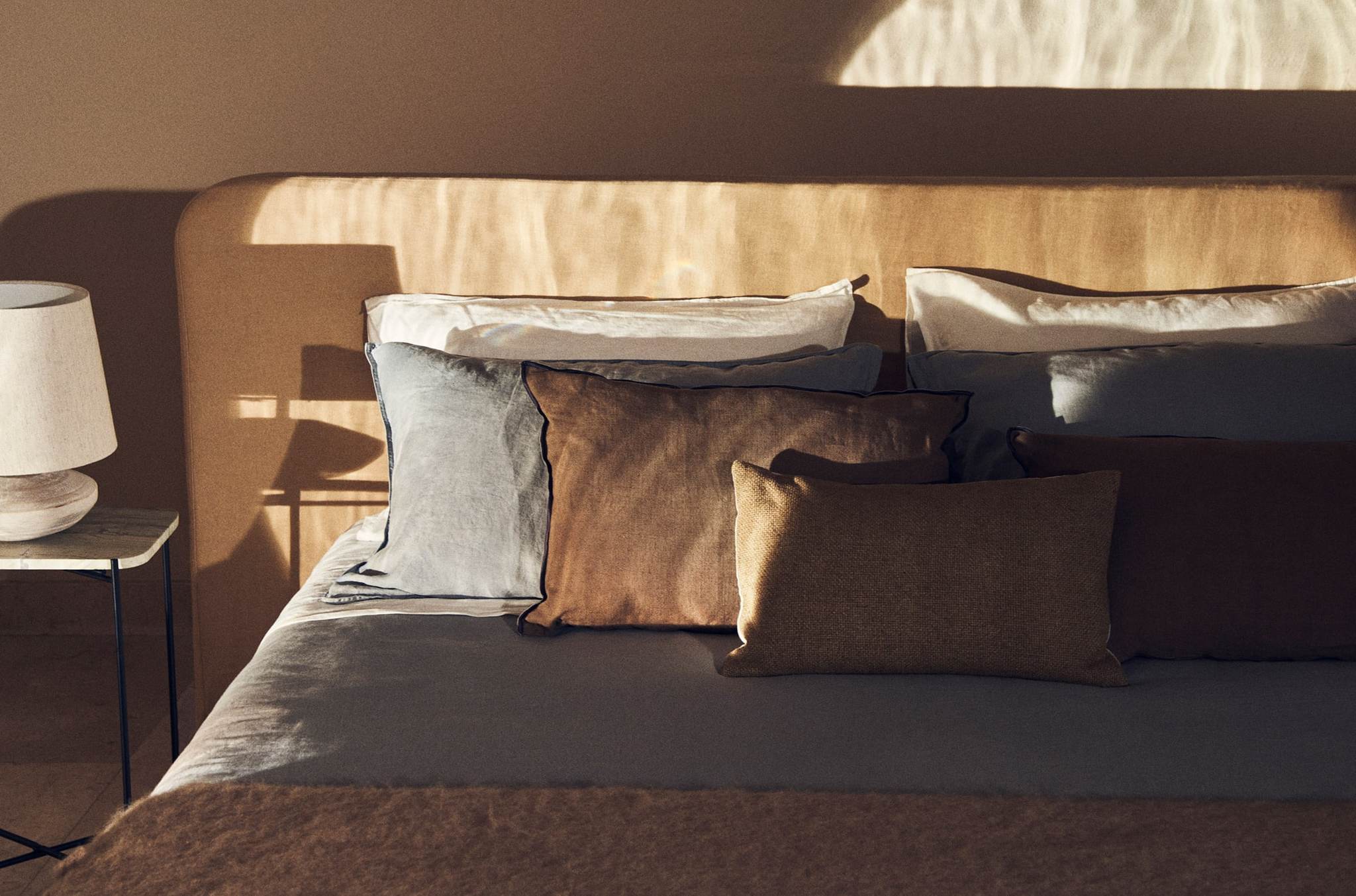 Los cojines son uno de los elementos estrella de la nueva colección de Zara Home. Aportan calidez al minimalismo actual.