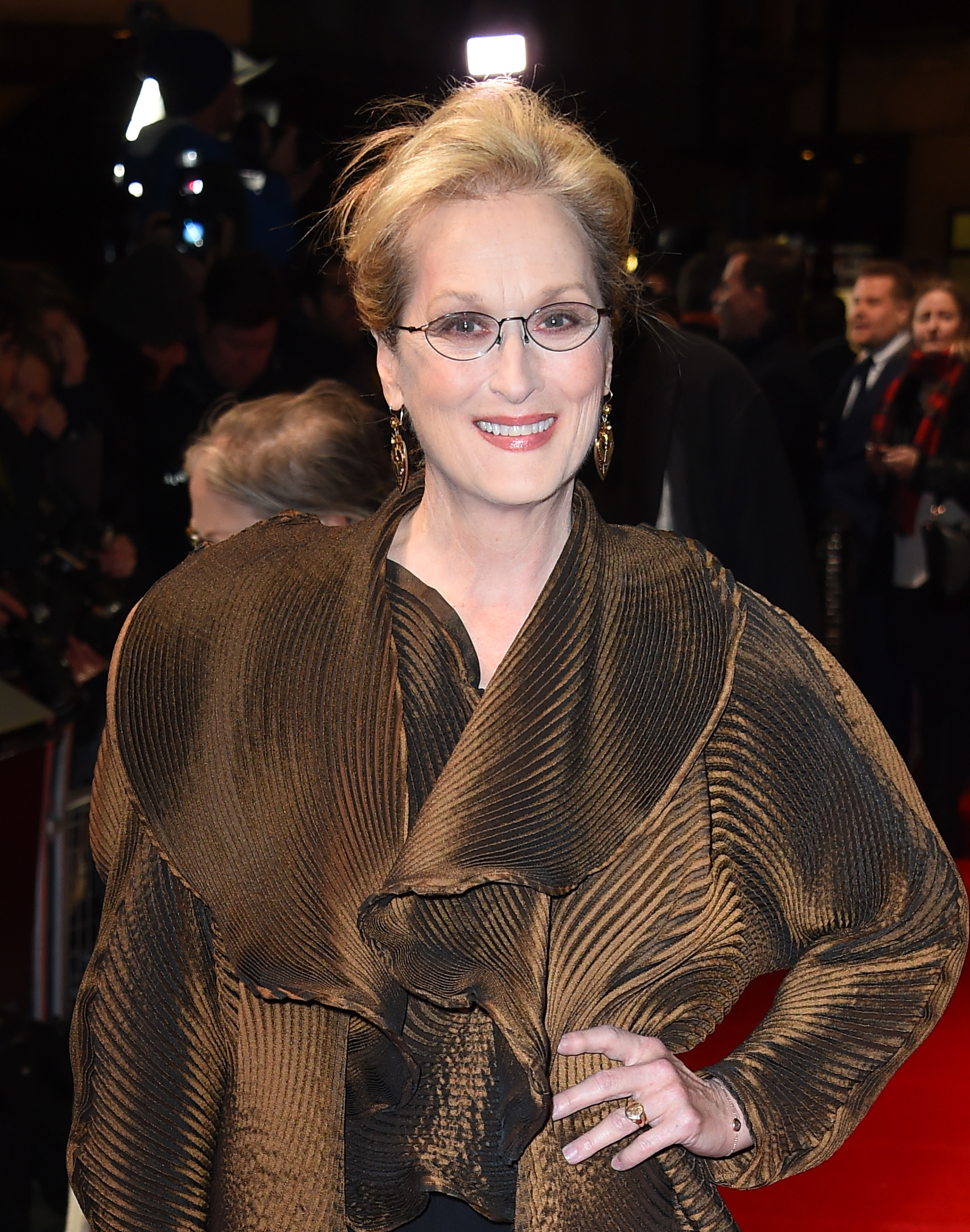 Meryl Streep con un moño relajado que estiliza su rostro.