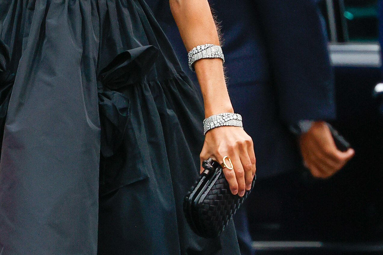 Las pulsera gemelas de Cartier y el clutch de Bottega Veneta.