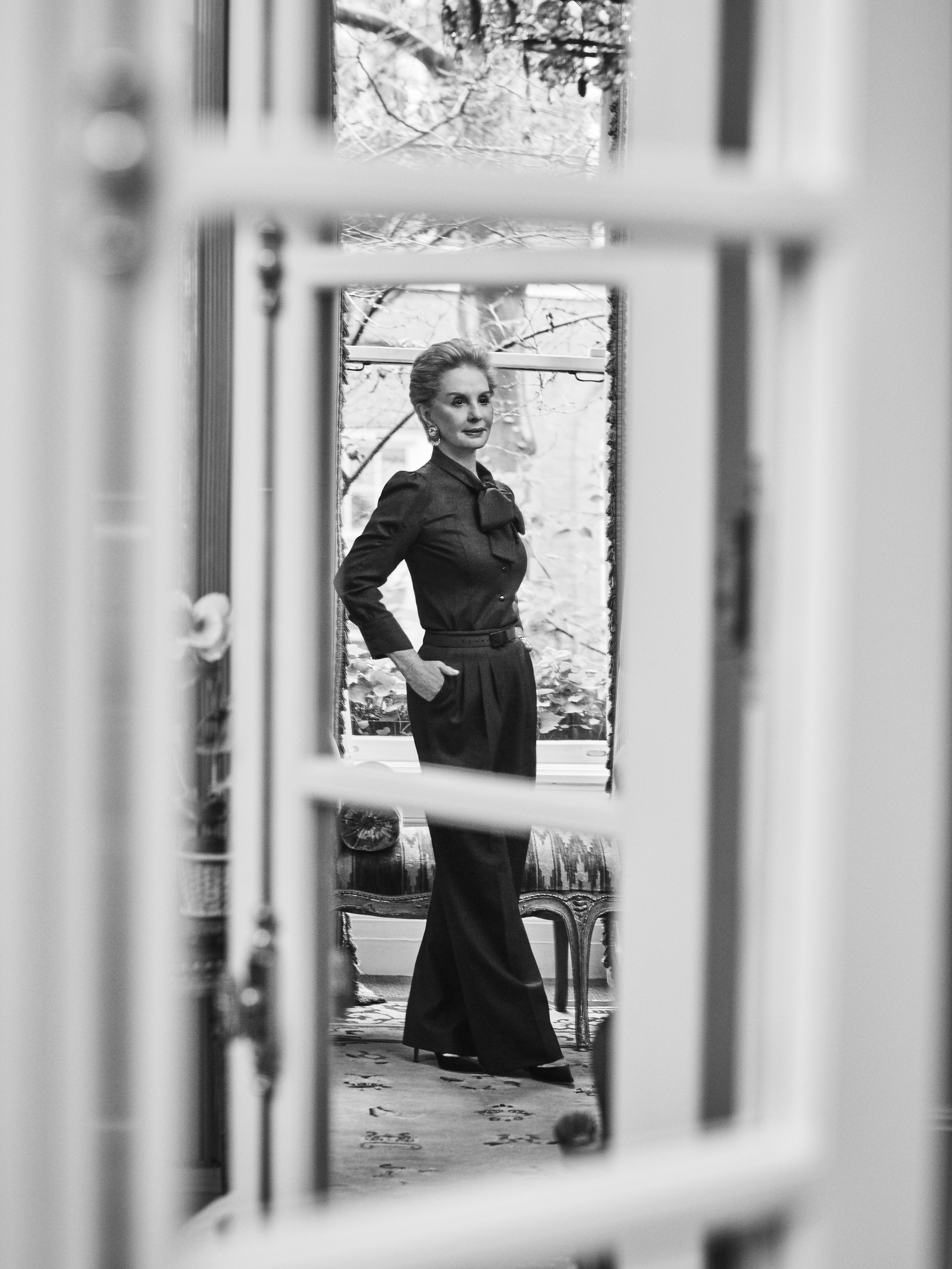 Carolina Herrera en su casa de Nueva York, con camisa negra de seda.